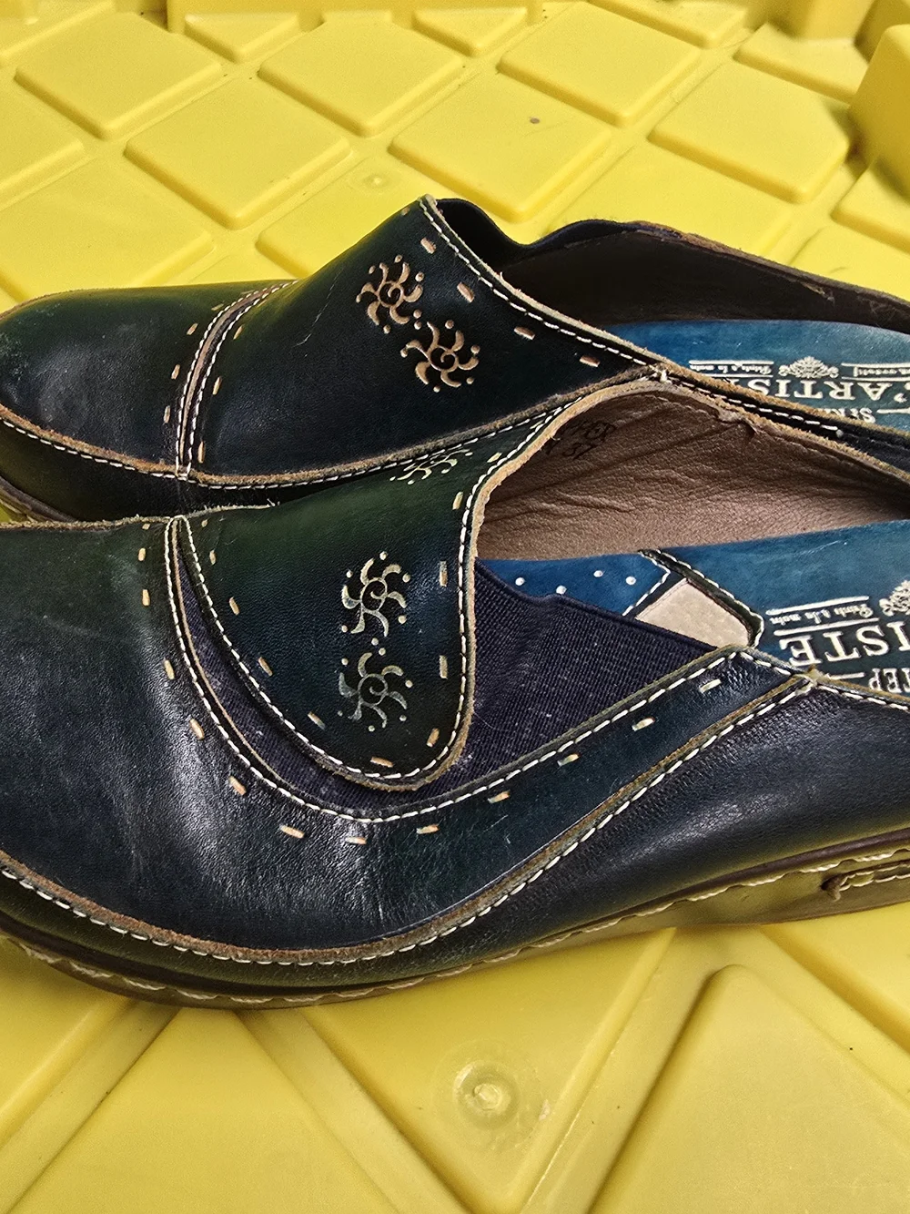 L'Artiste Navy Blue Leather Slip-On Clogs